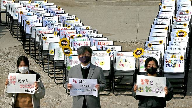 후쿠시마 핵사고 10주년 준비위원회 관계자들이 11일 오전 서울 마포구 문화비축기지에서 ‘NO’ 모양으로 배치된 의자 311개를 배경으로 기억의 탈핵의자 기자회견을 하고 있다. 이정용 선임기자