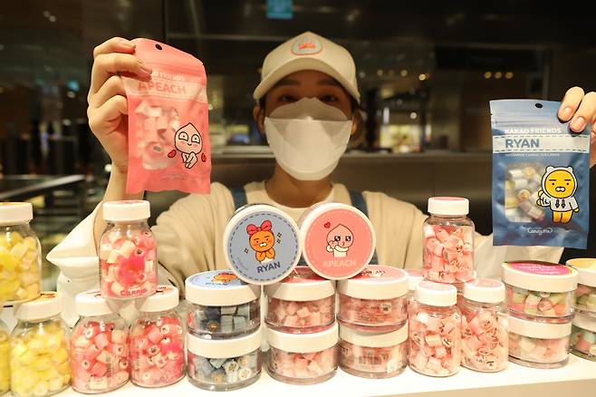 롯데백화점 광주점 지하1층 프리미엄 식품관에서는 3월14일 화이트데이를 앞두고 수제캔디 전문매장 ‘캔디미’에서 다양한 캐릭터 모양이 새겨진 캔디를 판매하고 있다/사진=롯데백광주점 제공.