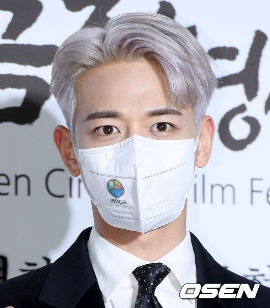The 40th Golden Cinematographer Film Festival Photo Wall event was held at a banquet hall in Jung-gu, Seoul on the afternoon of the 11th.Group SHINee Minho poses.