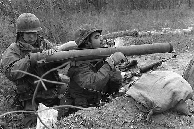 M67 90mm 무반동총은 미국이 1950년 후반 3.5인치 로켓포와 57mm 무반동총의 단점을 보완하여 만든 대전차 화기이다. 사진=미 육군