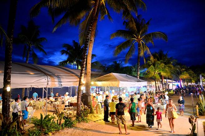 초벌의 어둠으로 칠해진 해변 거리는 분주했다. 다만 응당 그곳에 있어야 할 나는 이불 안에서 발버둥치고 있었을 뿐