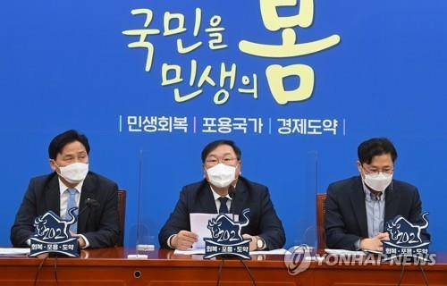 정책조정회의에서 발언하는 김태년 당대표 직무대행 (서울=연합뉴스) 하사헌 기자 = 더불어민주당 김태년 당대표 직무대행이 11일 오전 국회에서 열린 정책조정회의에서 발언하고 있다.  toadboy@yna.co.kr