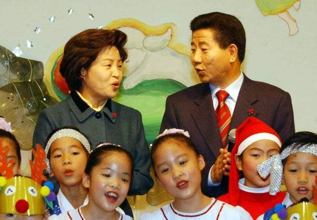 노무현 대통령당선인 부부가 2002년 12월 크리스마스이브 날 서울 은평구 응암동 서울 소년의집을 방문해 아이들과 캐롤송을 부르고 있다. 국회사진기자단