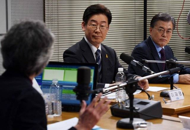 이재명 성남시장과 문재인 더불어민주당 전 대표가 2017년 3월 서울 목동 CBS사옥에서 민주당 대선후보 합동토론회에 앞서 사회자 정관용의 말을 경청하고 있다. 국회사진기자단