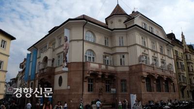 ‘얼음인간’ 외치 중심으로 꾸린  이탈리아 볼차노시의 사우스 티롤 고고학박물관. 8년간의 소송 끝에 외치는 오스트리아에서 이탈리아로 소유권이 바뀌었다. 외치가 발견된 곳이 오스트리아-이탈리아 국경에서 92.56m 떨어진 이탈리아 땅으로 판명됐다.|조현종 전 국립광주박물관장 제공