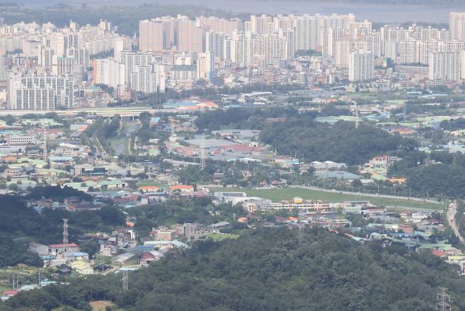 정부가 한국토지주택공사(LH)발 땅 투기 의혹에도 3기 신도시 개발계획을 예정대로 진행하겠다고 강조한 가운데 사전청약 일정이라도 미뤄야 한다는 주장이 나왔다. 개발지연에 따른 부작용이 우려된다는 이유에서다. 사진은 올해 사전청약에 들어가는 경기 하남시 교산지구 일대 모습. [연합]