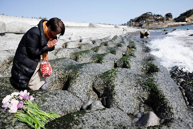 동일본대지진 10주기를 맞은 11일 후쿠시마현 이와키의 해안을 찾은 한 주민이 희생자들을 추모하고 있다. [로이터 연합뉴스]