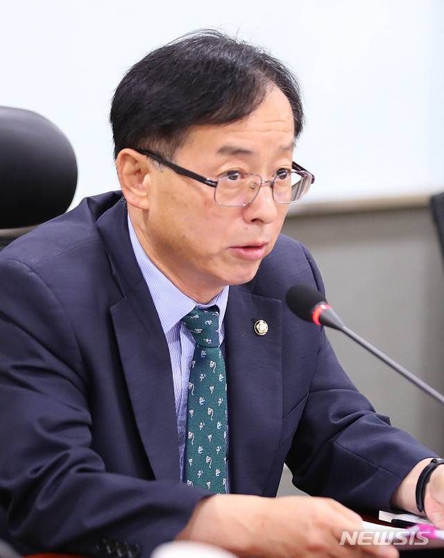 [서울=뉴시스] 장세영 기자 = 공동주최자인 김경만 더불어민주당 의원이 22일 서울 여의도 국회 의원회관에서 열린 '경제활력과 혁신·벤처 생태계 발전토론회-멈춰선 대한민국, 혁신·벤처가 답이다'에 참석해 인사말을 하고 있다. 2020.06.22. photothink@newsis.com