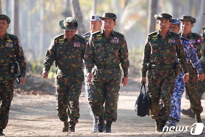 미얀마 군부 수장인 민 아웅 흘라잉 최고사령관(가운데). © AFP=뉴스1