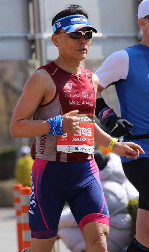 김학윤 원장이 질주하고 있다. 그는 마라톤 풀코스 110회, 100km이상 울트라마라톤 70회를 완주했다. 이렇게 달리는 이유가 그를 찾아오는 마라톤마니아를 잘 치료하기 위해서다. 김학윤 원장 제공.