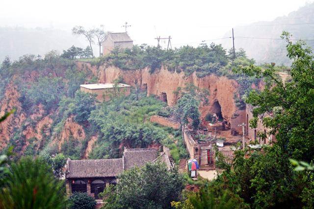황토로 뒤덮인 산 사이에 형성된 허우거우고촌. ⓒ최종명