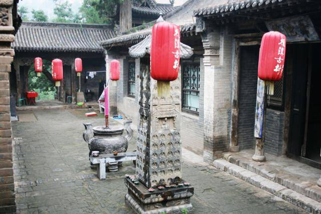 허우거우고촌 관음당 마당의 탑. ⓒ최종명