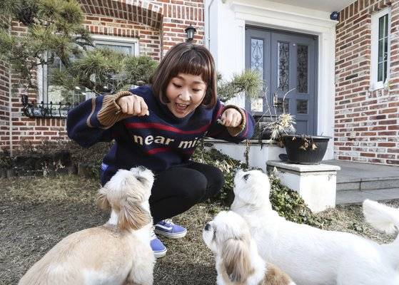 이수지씨가 반려견 설기·두치·뿌꾸와 놀고있는 모습. 산책을 할 때 가장 활발한 건 설기다. 김경록 기자
