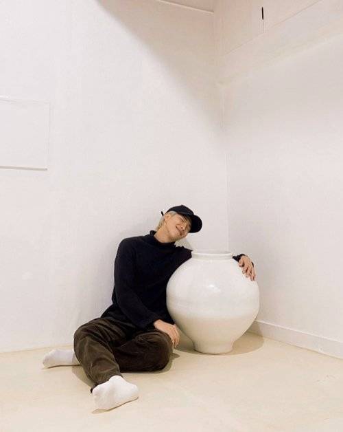2019년 11월 방탄소년단 리더 RM(김남준)이 공식 SNS에 올린 사진. 〈달항아리 #kwondeesup〉이라고 덧붙였다. 도예가 권대섭 작가에 따르면 RM은 그해 10월 박여숙화랑에서 열린 권대섭 개인전에 찾아와 전시를 감상하고 달항아리 1점을 구매했다고 한다. [사진 BTS 인스타그램 캡처]