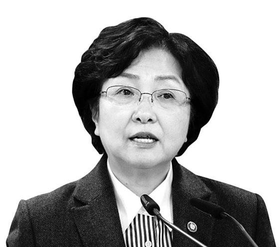 김은경 환경부 장관이 2018년 11월 정부 세종청사에서 열린 이임식에서 이임사를 하고 있다. 김 장관은 1991년 페놀 오염 사고 당시 대구에서 거주했고, 페놀 오염사고를 계기로 환경운동에 뛰어들어 환경부 장관을 지냈다.[뉴시스]