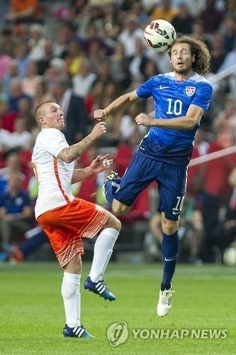 축구 강국 네덜란드는 토탈 축구 개념을 처음으로 도입한 것으로 잘 알려져 있다. 사진은 네덜란드와 미국대표팀 경기모습. [연합뉴스 자료사진]