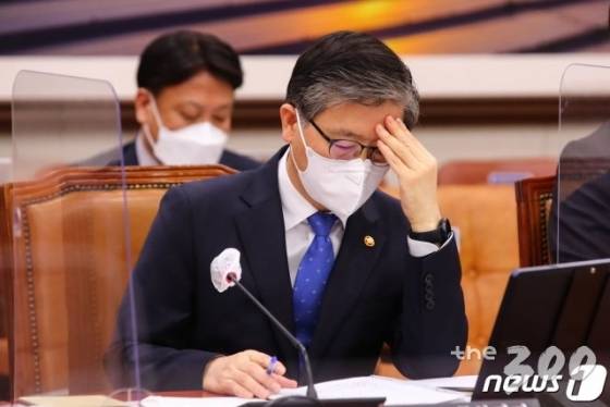 변창흠 국토교통부 장관이 지난 9일 서울 여의도 국회에서 열린 국토교통위원회 전체회의에 참석해 생각에 잠겨있다./사진=서울 뉴스1
