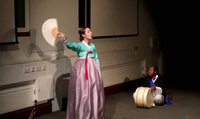 판소리 중인 안나 예이츠 [서울대 유튜브 갈무리]