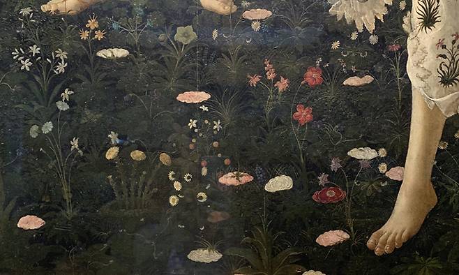 ‘봄’의 세부. 작품을 마주하면 섬세한 묘사에 감탄한다. 오랜 시간을 필요로 하는 템페라 기법을 사용해 여러 층으로 완성한 부분들이 모두 놀랍다.