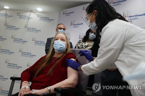 (베이쇼어 AFP/게티이미지=연합뉴스) 미국 뉴욕주 베이쇼어에 있는 '사우스 쇼어 유니버시티 병원'의 의료진이 3일(현지시간) 존슨앤드존슨(J&J)의 신종 코로나바이러스 감염증(코로나19) 백신을 한 여성에게 접종하고 있다. 미 질병통제예방센터(CDC)가 화이자·바이오엔테크, 모더나에 이어 세 번째로 접종을 승인한 J&J 코로나19 백신은 지난 1일부터 공급을 시작했다. sungok@yna.co.kr