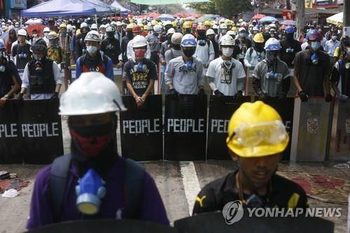 미얀마 양곤 시내의 쿠데타 규탄 시위대 모습. 2021.3.13 [AP=연합뉴스]