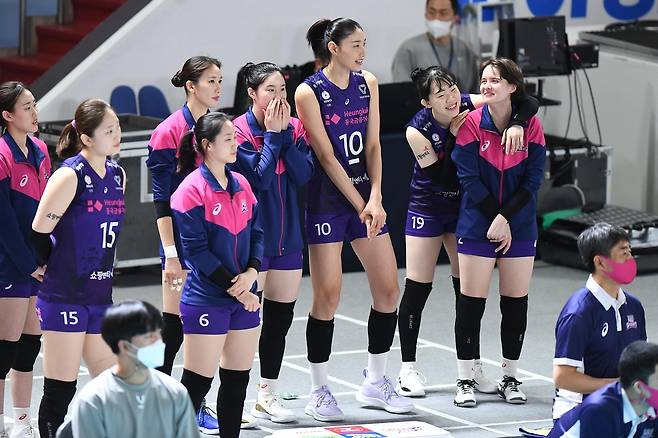 백업 선수들과 웜업존에 서 있는 김연경 [한국배구연맹(KOVO) 제공. 재판매 및 DB 금지]