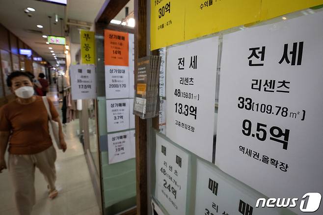 15일 서울 송파구 한 부동산 공인중개사무소에 매물 정보가 붙어 있다. 하락 안정세를 굳히던 서울 집값이 상승세로 돌아서며 정부의 집값안정 추가 대책이 나올 가능성이 커지고 있다. 정부는 고가 전세를 끼고 주택을 구입하는 '갭투자' 방지 대책을 비롯한 수도권 규제지역 지정, 대출규제 강화 등을 검토하고 있는 것으로 알려졌다. 2020.6.15/뉴스1 © News1 유승관 기자