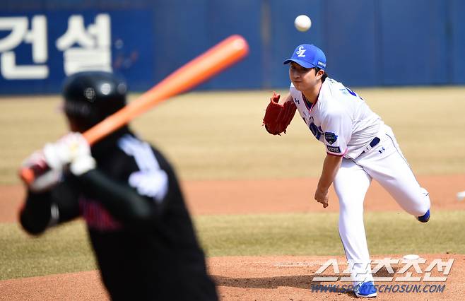 프로야구 삼성라이온즈와 LG트윈스의 연습경기가 14일 대구 삼성라이온즈파크에서 열렸다. 삼성 선발투수 최채흥이 LG타선을 상대하고 있다.  대구=최문영 기자 deer@sportschosun.com /2021.03.14/