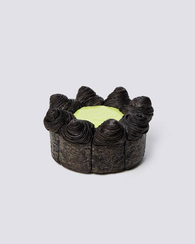 서울 압구정동 '누데이크'의 '피크 케이크'. 검은 산봉우리를 닮은 독특한 외관이 눈길을 끈다. 누데이크 제공