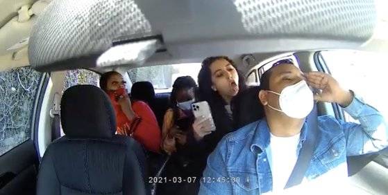 7일 미 샌프란시스코에서 숩하카 카드카가 운전하는 우버 차량에 탄 아나 키미아이(오른쪽 뒷줄)가 마스크를 써달라는 요청에 기침을 하는 등 난동을 피우고 있다. [사진 디온 림 트위터 영상 캡처]