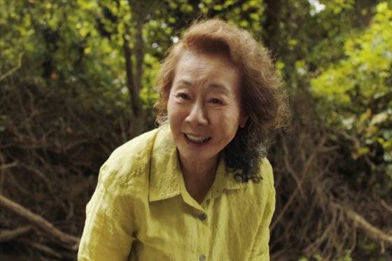 미국서 나고 자란 손자 데이빗(앨런 김)에게 순자는 어쩐지 진짜 할머니 같지 않은 할머니다. “산에서 온 이슬물”(미국 음료수 ‘마운틴듀’를 가족은 이렇게 부른다)을 홀짝이며 레슬링 중계를 즐겨 본다.  [사진 판씨네마]