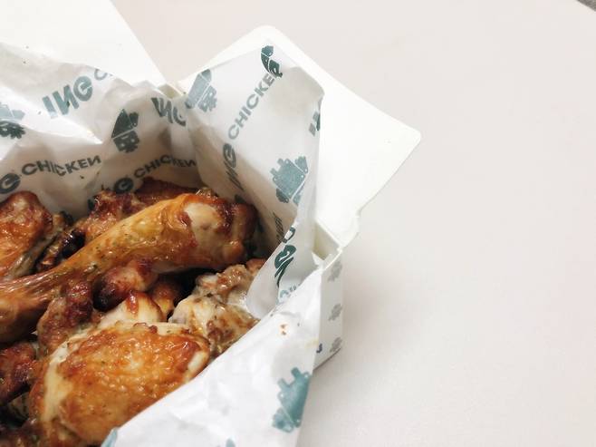 치킨이나 피자 등 배달음식의 종이박스는 코팅이 되어있어 종이류에 분리배출시 재활용이 어렵다.