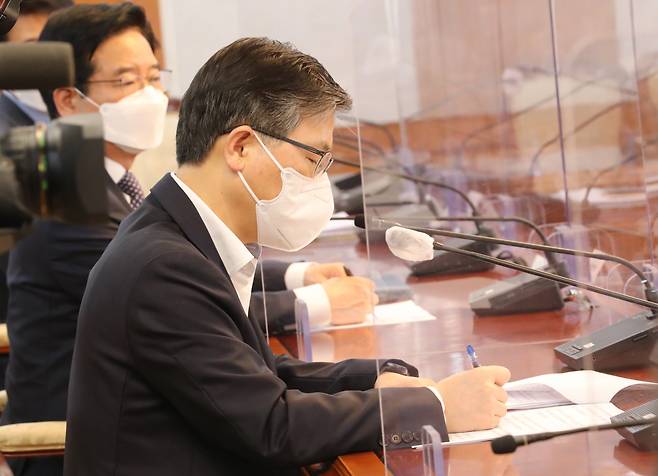 14일 정부서울청사에서 열린 LH 후속조치 관계장관회의에서 정세균 총리의 발언을 메모하고 있는 변창흠 국토교통부 장관 [연합]