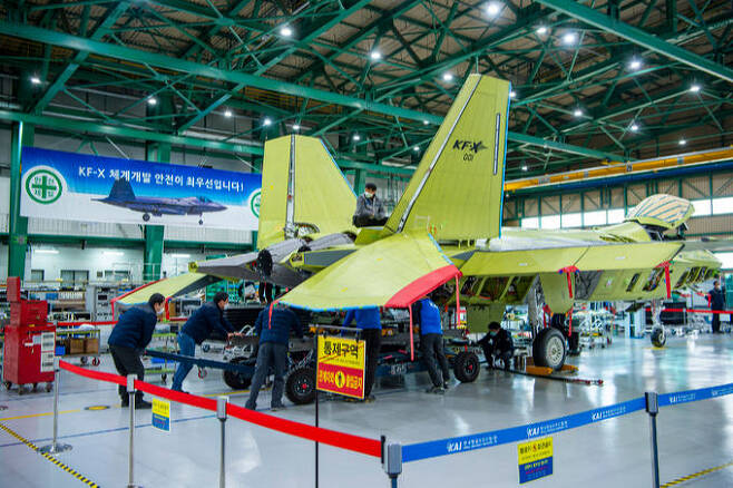 지난달 24일 경남 사천시 한국항공우주산업(KAI)에서 열린 ‘항공분야 국가정책사업 미디어 데이’에서 한국형 전투기 (KF-X)가 공개된 가운데 엔지니어들이 엔진을 탈거하고 있다.