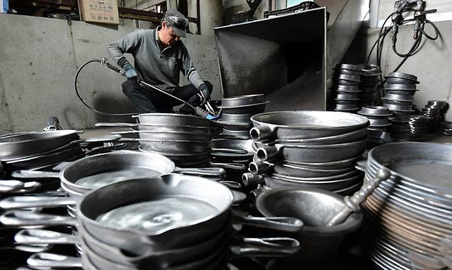 김성태 전수자가 주물제품에 참기름을 바르며 길들이기를 하고 있다. 안성 주물공장은 콩기름이나 식용유가 아닌 참기름을 사용한다.
