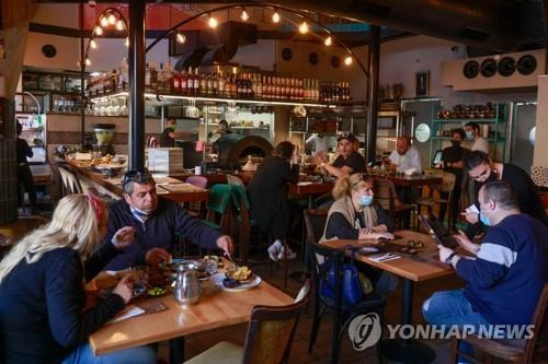 2차 봉쇄 완화이후 손님들로 붐비는 예루살렘의 식당 [AFP=연합뉴스 자료사진]