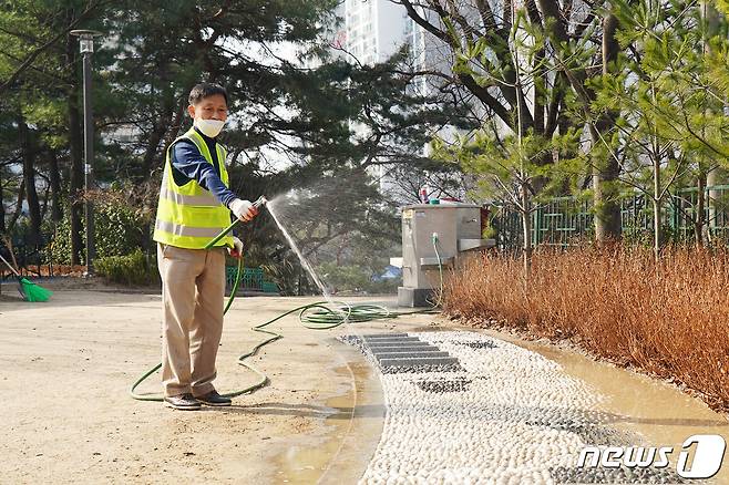 서울 동대문구 배봉산 공원에서 지압시설 물청소를 진행하고 있다(동대문구 제공).© 뉴스1