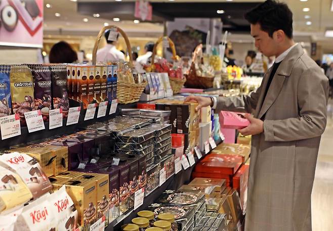 한 고객이 롯데백화점에서 화이트데이 선물을 고르는 모습© 뉴스1