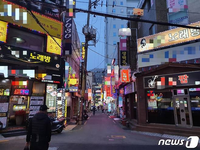 15일 오후 7시 부산진구 서면 유흥주점 거리.2021.3.15/© 뉴스1 노경민 기자