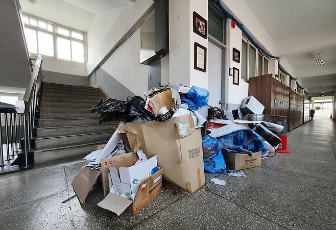 21년2월28일자로 폐교된 군산 서해대학교. 학교 건물 입구에는 폐교를 알리는 안내문이 붙어있고 교내에는 버려진 집기류와 쓰레기들이 뒹굴고 있다. /김영근 기자