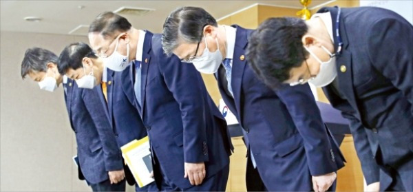 홍남기 부총리 겸 기획재정부 장관이 7일 부동산관계장관회의 직후 ‘부동산 관련 국민께 드리는 말씀’을 발표한 뒤 고개 숙여 사과하고 있다. 왼쪽부터 김대지 국세청장, 구윤철 국무조정실장, 홍 부총리, 변창흠 국토교통부 장관, 이재영 행정안전부 차관.  김영우 기자 youngwoo@hankyung.com