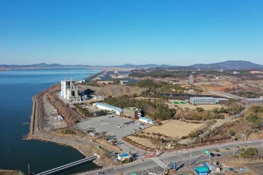 고 정주영 현대 명예회장이 건설한 ‘서산간척지’에 들어서 있는 충남 서산시 부석면 천수만로 현대서산농장 전경. 김호웅 기자