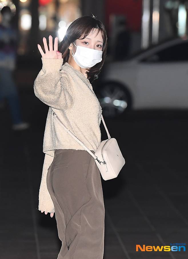 Girl group Lovelyz Yoo Ji-ae poses as she enters SBS Mokdong office building in Yangcheon-gu, Seoul for the recording schedule of SBS Power FM Bae Sung-jaes Ten on the afternoon of March 15.