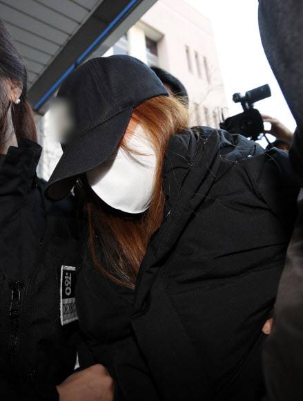 - 11일 대구지방법원 김천지원에서 경북 구미서 숨진 3세 여아의 친모로 밝혀진 외할머니가 구속영장실질심사를 받기 위해 법원으로 들어가고 있다. 2021.3.11 연합뉴스