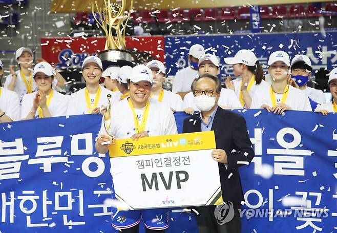 챔피언결정전 MVP 김한별 (용인=연합뉴스) 홍기원 기자 = 15일 경기도 용인실내체육관에서 열린 여자프로농구 챔피언결정전 5차전에서 KB 스타즈에 승리하며 3승 2패로 챔피언 자리에 오른 삼성생명 김한별이 MVP 트로피를 받고 기념촬영을 하고 있다. 2021.3.15 xanadu@yna.co.kr