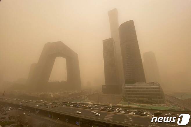 15일 베이징 중심가에 황사에 뒤덮힌 건물이 희미하게 보이고 있다. © AFP=뉴스1 © News1 김정한 기자