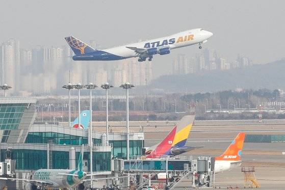 지난해 코로나19로 IT 제품 등 고부가치 물품의 수출이 늘면서 항공 수출 비중이 역대 최고치를 기록했다. 사진은 미국 화물 항공사 애틀러스 에어의 화물기가 인천공항서 이륙하는 장면. [뉴스1]
