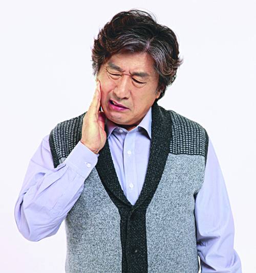 귀와 턱밑, 목 주변에 평소와 다른 덩어리가 2주 넘도록 만져지면 침샘암을 의심해 봐야 한다. 게티이미지