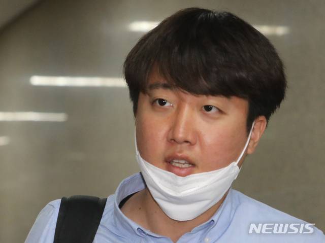 [서울=뉴시스]김명원 기자 = 이준석 미래통합당 최고위원이 20일 오전 서울 여의도 국회 미래통합당 원내대표실에서 열린 비공개 최고위원회의에 참석하고 있다. 2020.04.20. kmx1105@newsis.com
