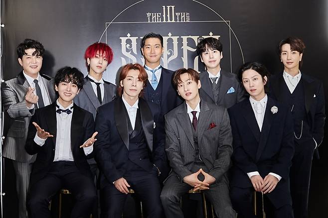 그룹 슈퍼주니어가 정규 10집 '더 르네상스' 발매 기념 온라인 기자간담회를 16일 오전 11시 개최했다. 뒷줄 왼쪽부터 신동, 예성, 최시원, 규현, 이특, 앞줄 왼쪽부터 려욱, 동해, 은혁, 김희철. 레이블SJ 제공